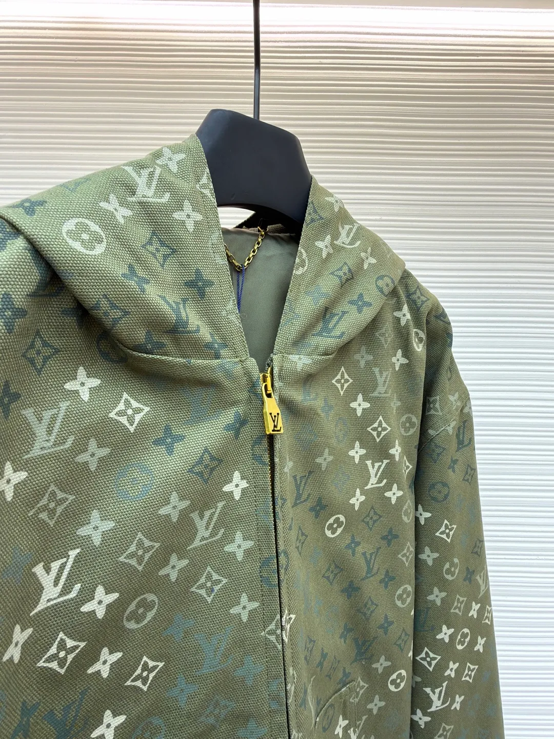 LOUIS VUITTON canvas hooded tunic jacket ●Original version: purchased and developed by 44974 ●Item number: 1682150-B75 ●Fabric: canvas fabric ●Technology: printing production ●Color: green ●Version: fitted version ●Weight: about 1025 grams ●Size: S-M-L-XL ●Description: This hooded zipper jacket is made of high-density twill blended fabric. It has been washed and aged to give the fabric a retro-aged matte texture and a soft and drapey wearing experience. The classic presbyopia pattern printed all over the surface is presented through digital direct inkjet printing. The pattern has high precision and the color blends naturally with the fabric and is not easy to fall off and crack. The body is cut into a loose-fitting drop-shoulder version, and the shoulder splicing uses a flat car double-line seam process to route the lines. It is neat and improves shoulder support. The zipper adopts a custom-made metal molded zipper with smooth and wear-resistant teeth, which harmoniously echoes the color of the body. The hem and cuffs are made of high-elastic ribbing, which is pre-shrunk to prevent deformation. The inside of the hood is double-layered, making the shape of the hat stiff and not easy to collapse. The overall turning process adopts 0.8cm dense copy line technology, and every inch of stitching is even and fine. Every detail shows exquisite clothing technology and quality control. The overall wiring is straight and delicate, the fabric is comfortable and soft, and the color is consistent without color difference. It can be matched with the same style to create a fashionable look and control various occasions. Customized accessories, complete with three standards, same style for men and women!